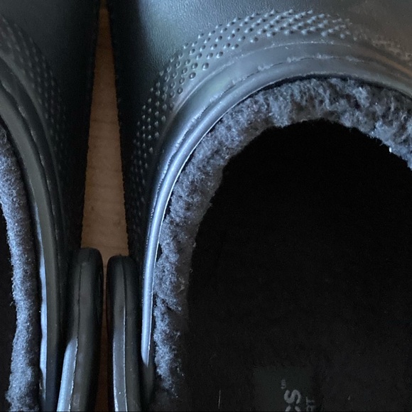 Crocs unisex, Men’s-6, Women’s-8.  Black/lined. - Picture 5 of 6
